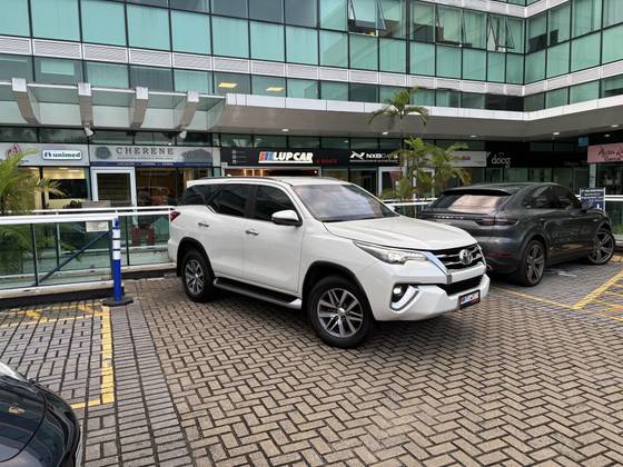 TOYOTA HILUX SW4 2.8 SRX 4X4 7 LUGARES 16V TURBO INTERCOOLER DIESEL 4P AUTOMÁTICO